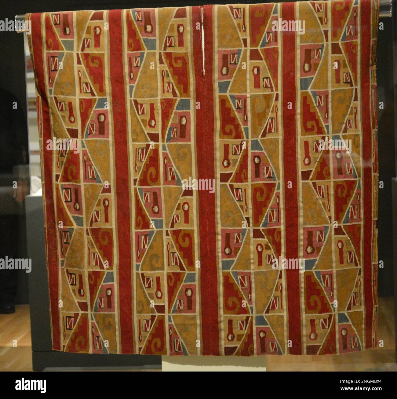 Farbige Tunika mit Profilköpfen und Stufenfreaks der Huari-Kultur. Präkolumbianerkulturen im Dallas Museum of Art. Stockfoto