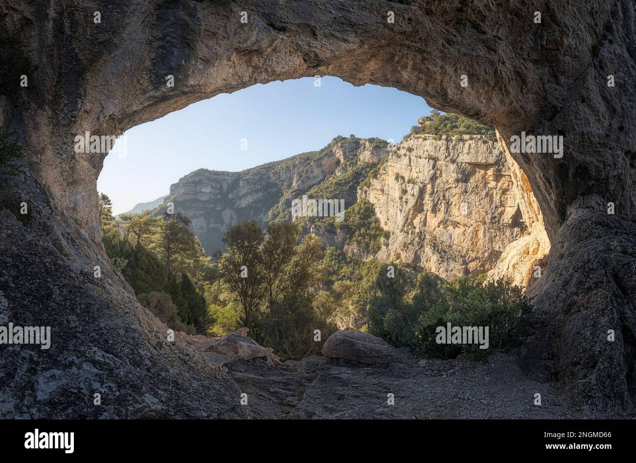 Natürlicher Arch Forat de la Vella im Naturpark Ports de Beseit, Katalonien Stockfoto