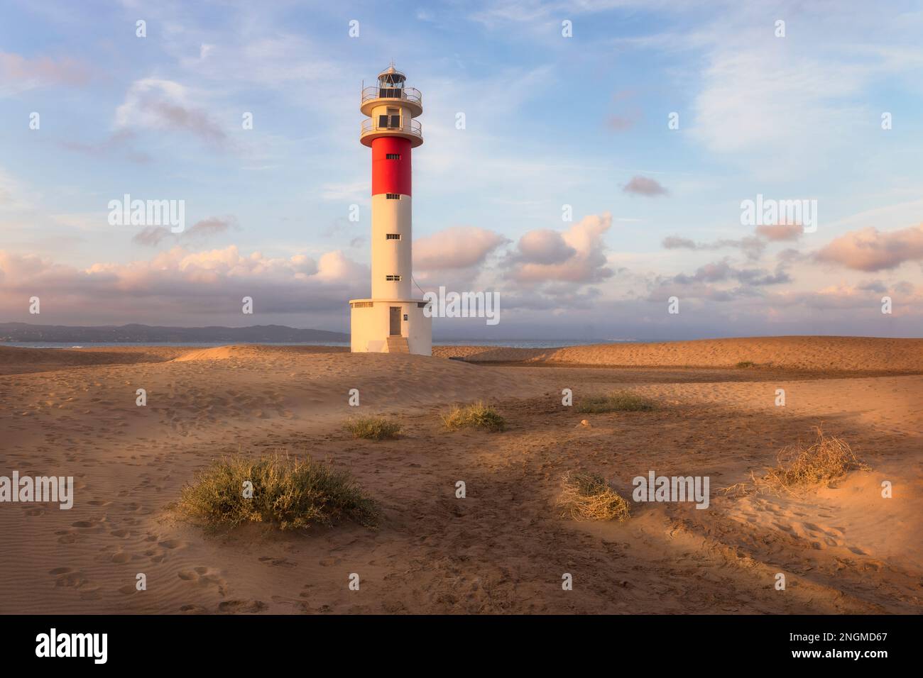 Leuchtturm am El Fangar Beach bei Sonnenuntergang, Deltebre, Katalonien Stockfoto