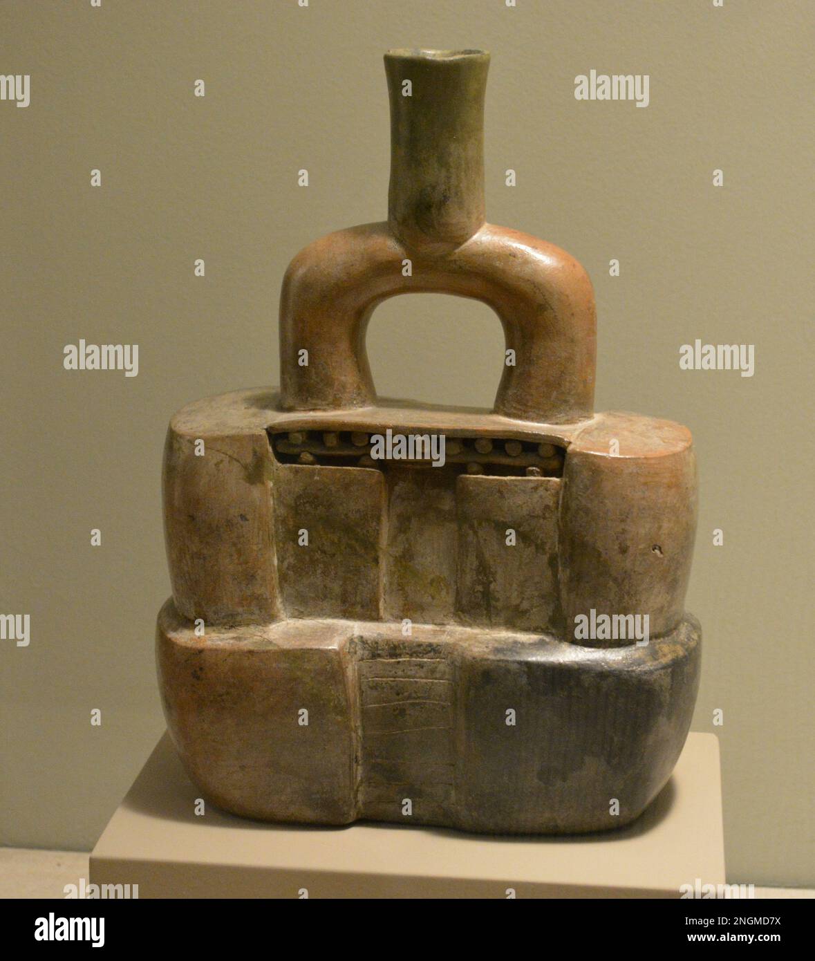 Keramik in Form von Tempel, kupisnique Kulturen. Präkolumbianerkulturen im Dallas Museum of Art. Stockfoto