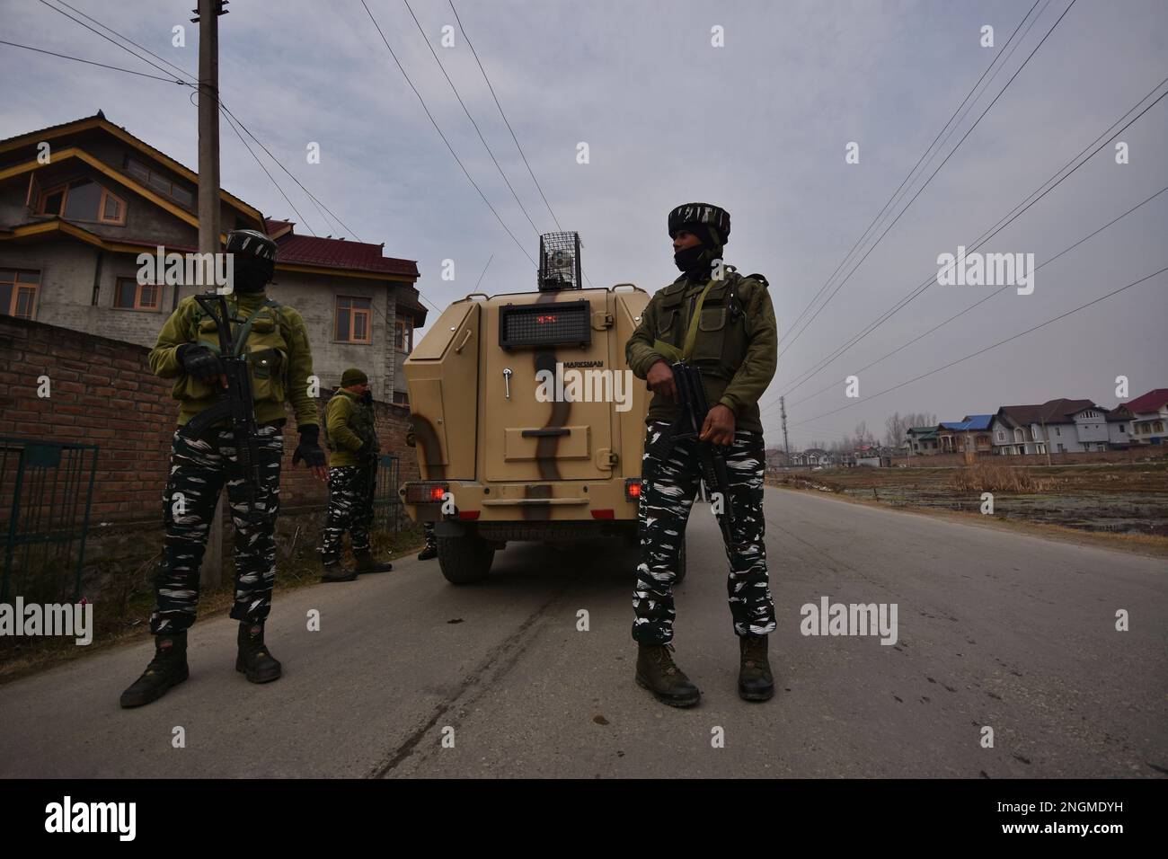 Srinagar, Indien. 16. Februar 2023. Cordon- und Suchoperation CASO gestartet von der indischen Armee, der Polizei von Jammu und Kaschmir und dem CRPF in Srinagar, Indien, am 16. Februar 2023. Nach dem Schuss wurden Schüsse laut den lokalen Medien gehört. Nicht identifizierte Terroristen schossen auf einen Regierungsangestellten in der Gegend von Bemina in Srinagar. Der Zivilist arbeitet in der Finanzabteilung der Regierung von Jammu und Kaschmir und überlebte den Angriff, als die Kugeln das Ziel verfehlten. (Foto: Mubashir Hassan/Pacific Press/Sipa USA) Guthaben: SIPA USA/Alamy Live News Stockfoto