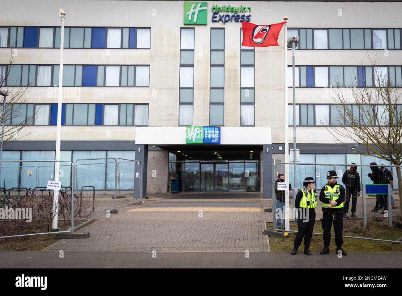 Rotherham, Großbritannien. 18. Februar 2023. Vor dem Holiday Inn Hotel, das Flüchtlinge beherbergt, wird eine Antifa-Flagge gehisst. Vor dem Hotel wurde ein Protest gegen die Einwanderung organisiert, in dem Asylbewerber untergebracht waren, die auf die Bearbeitung der Anträge warteten. Ein Gegenprotest wurde auch von "Stand-Up-Rassismus" inszeniert. Kredit: Andy Barton/Alamy Live News Stockfoto