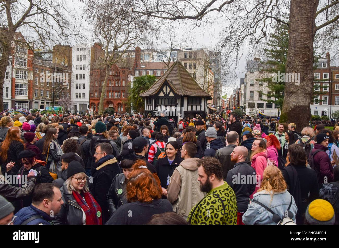 London, Großbritannien. 18. Februar 2023 Wache für das ermordete Mädchen Brianna Ghey am Soho Square. Das 16-jährige Mädchen, das Transgender war, wurde in Warrington erstochen und zwei Teenager wurden im Zusammenhang mit ihrem Tod verhaftet. Kredit: Vuk Valcic/Alamy Live News Stockfoto