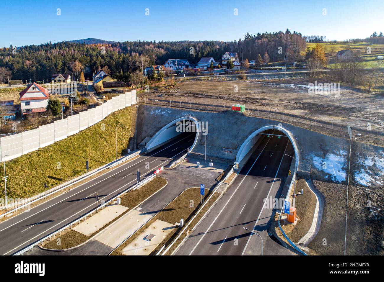 Der neue Tunnel auf der Autobahn Zakopianka in Polen wurde im November 2022 eröffnet. Der Tunnel ist 2 km lang und führt von Krakau nach Zakopane, Stockfoto
