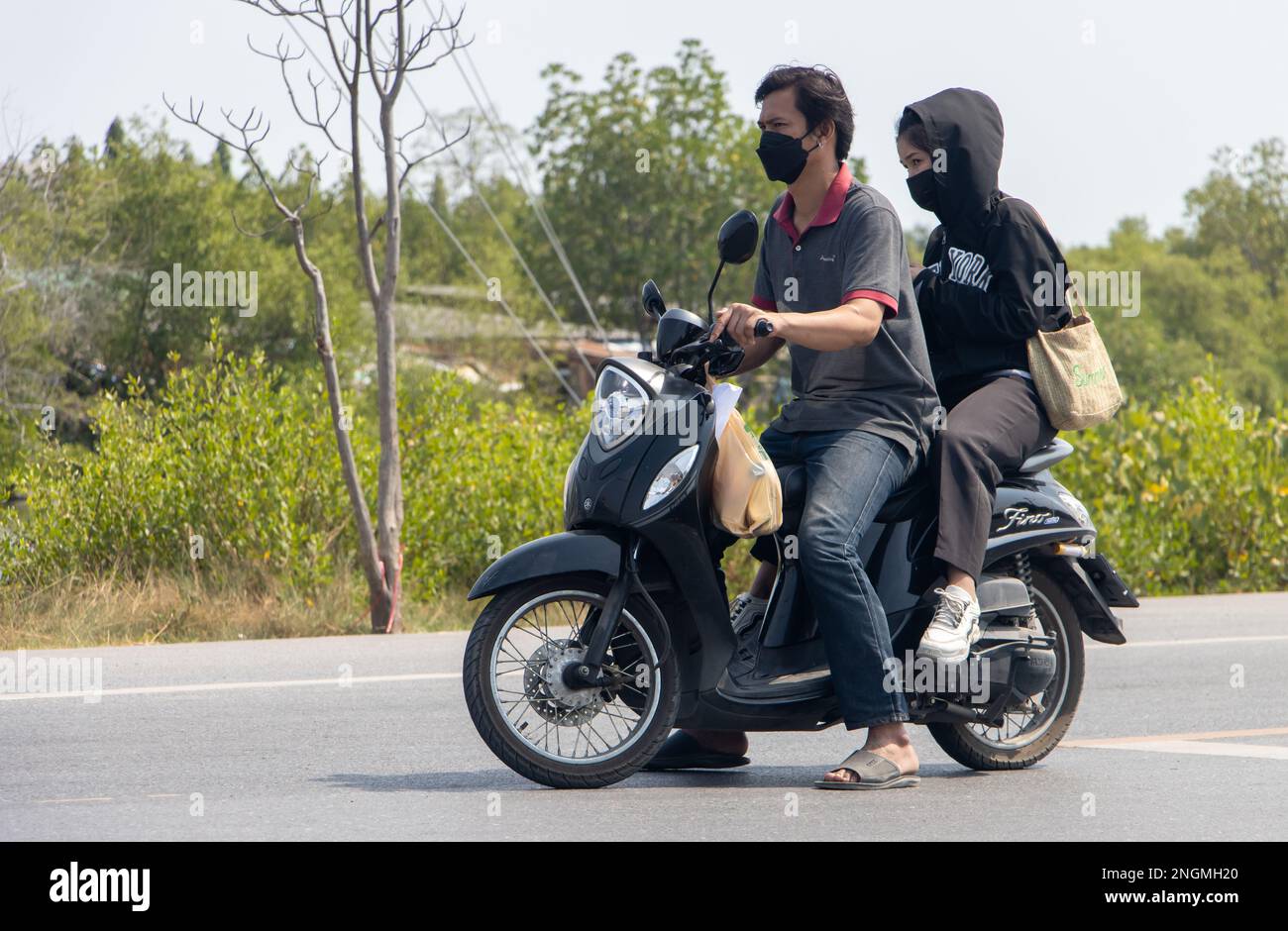 BANGKOK, THAILAND, FEBRUAR 07 2023, er fährt mit dem Motorrad Stockfoto