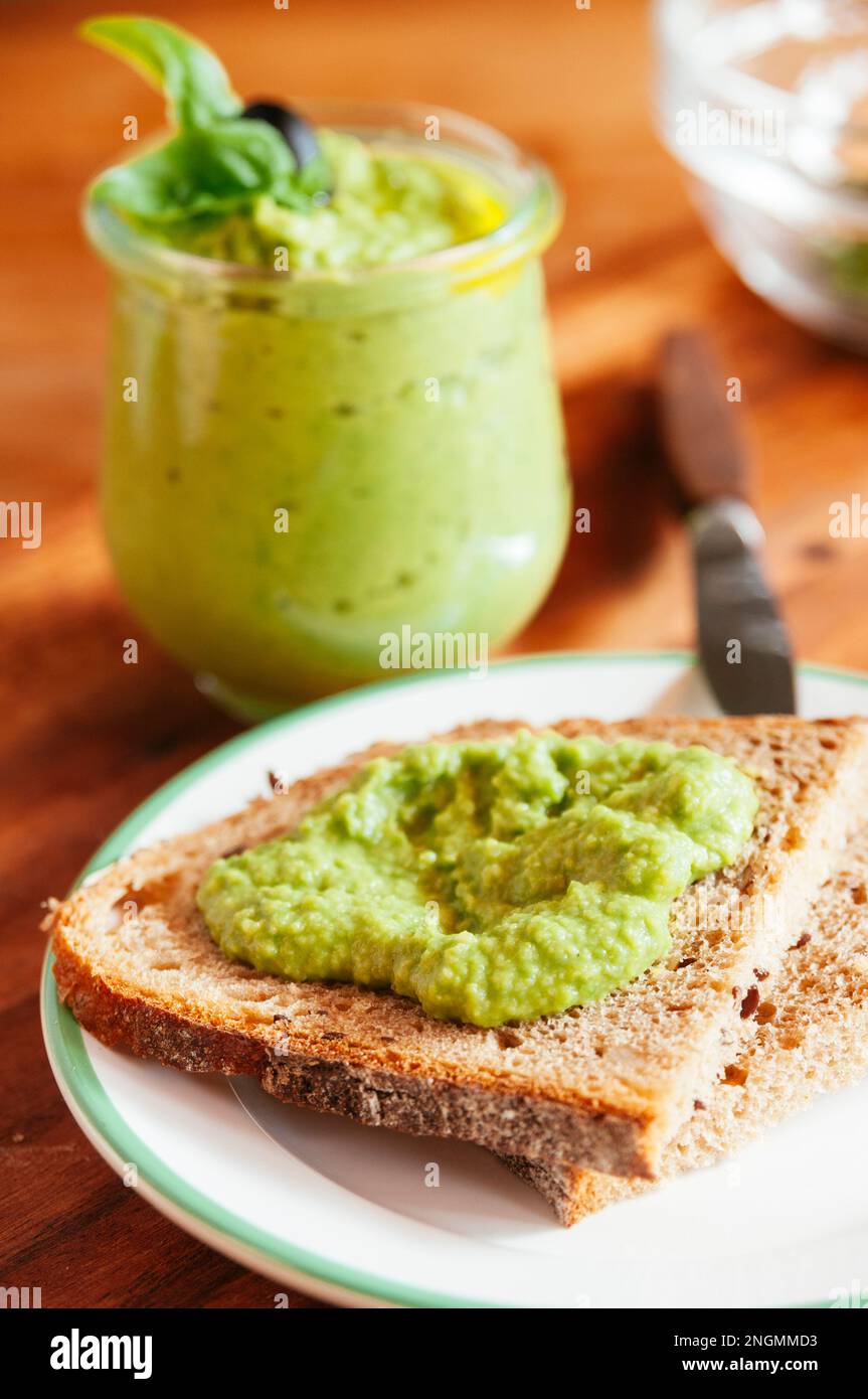 Ein herzhaftes Brot Aufstrich aus frischen Erbsen, Zwiebeln und Knoblauch. Stockfoto
