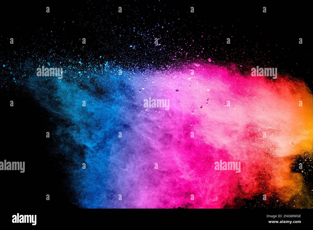Explosion von gefärbtem Pulver, isoliert auf schwarzem Hintergrund. Abstrakter farbiger Hintergrund. Stockfoto