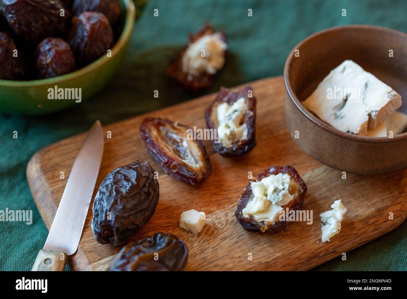 Dattelfrüchte gefüllt mit Gorgonzola-Käse, Seitenansicht Stockfoto