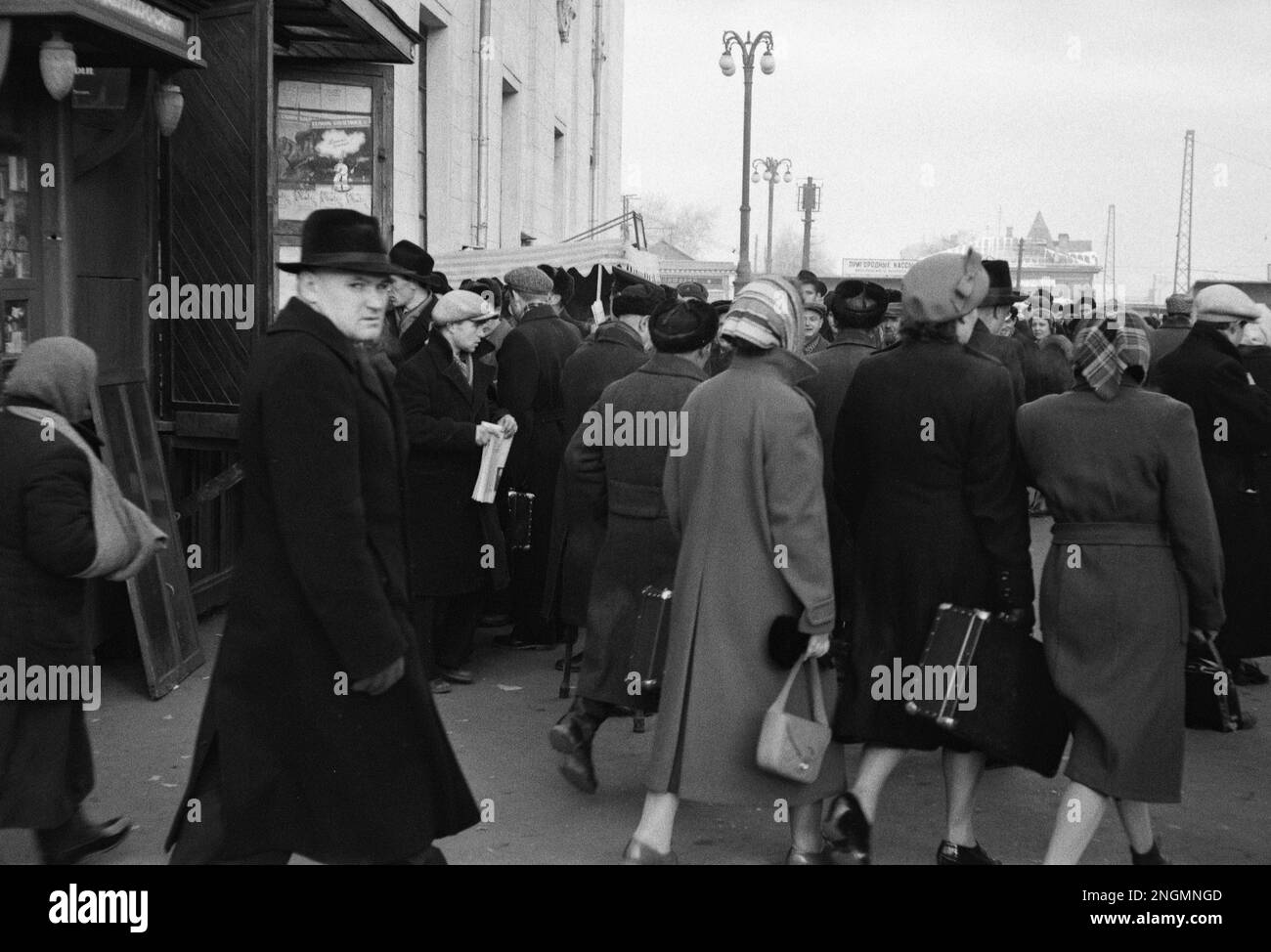 Pendler an einem Bahnhof in Moskau, 1956 Stockfoto