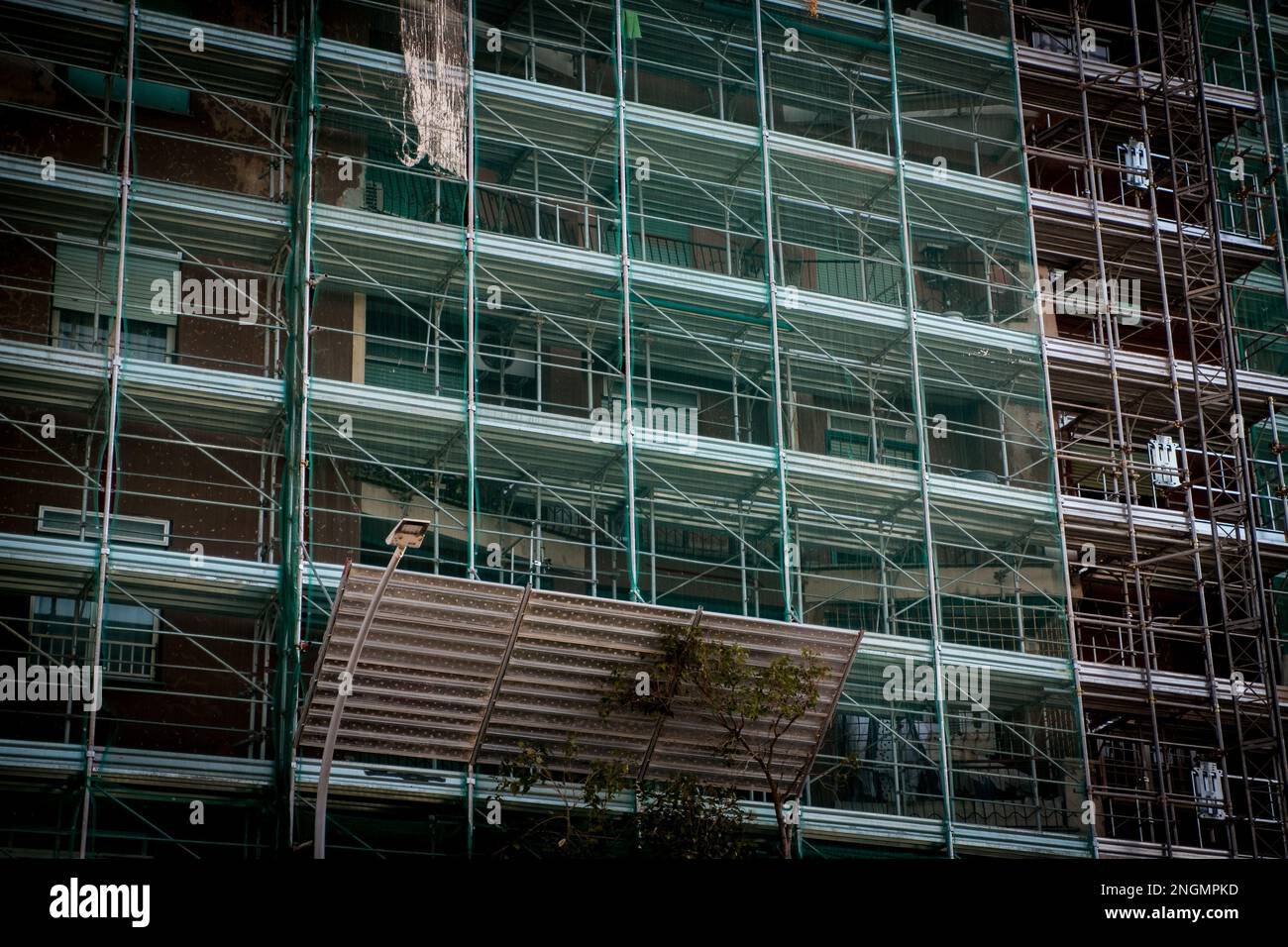 Rom, Italien, Italien. 18. Februar 2023. Fotografien von der Renovierung von Gebäudefassaden nach der Entscheidung der Regierung, den Superbonus abzuschaffen, gefährden hunderttausend Arbeitsplätze und den Konkurs von Unternehmen in Rom. (Kreditbild: © Andrea Ronchini/Pacific Press via ZUMA Press Wire) NUR REDAKTIONELLE VERWENDUNG! Nicht für den kommerziellen GEBRAUCH! Stockfoto