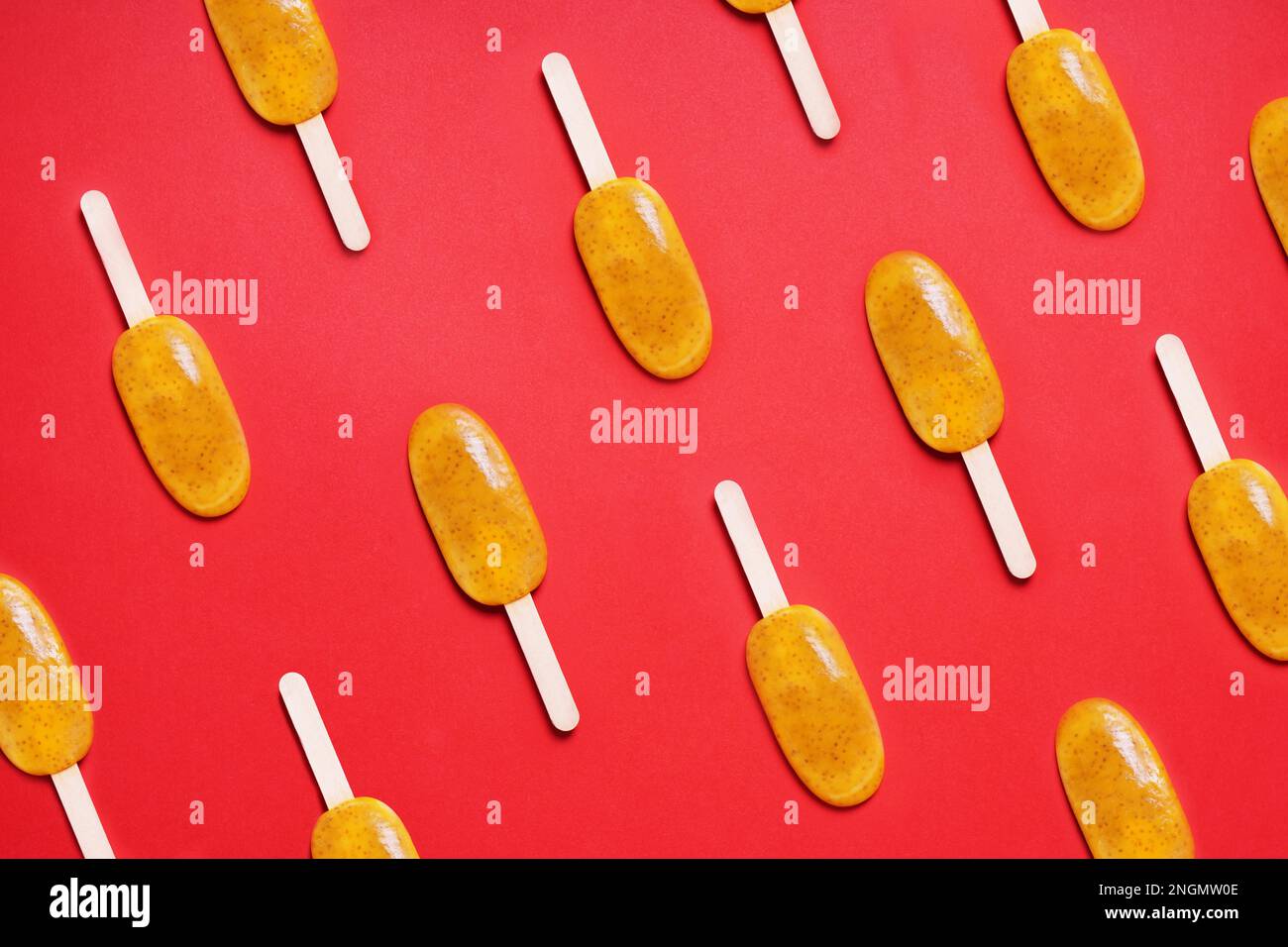 Ansicht von oben Passionsfrucht popsicle oder Eis am Stiel oder Eis pops flach Muster auf roten Hintergrund Stockfoto