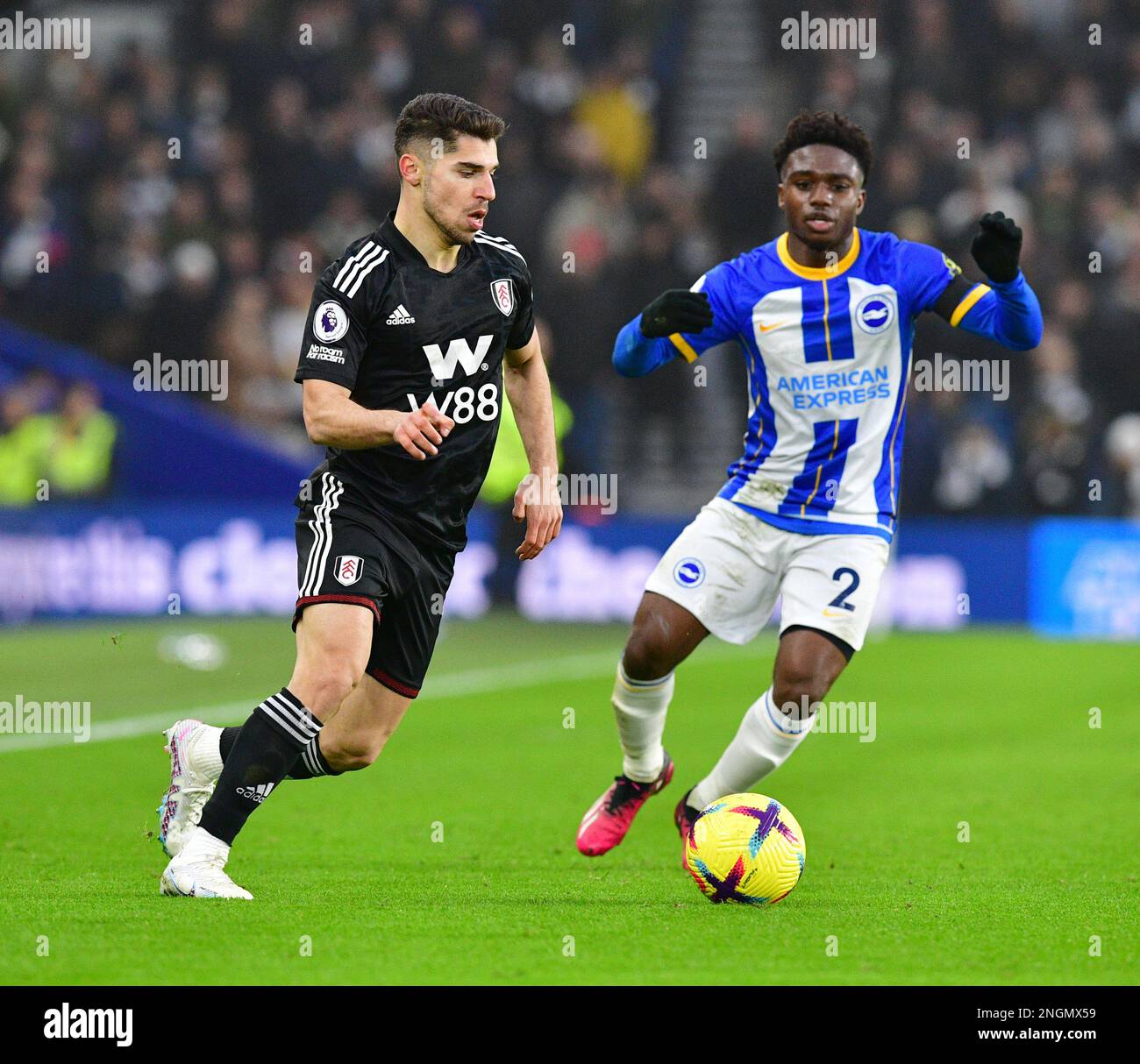 Brighton, Großbritannien. 18. Februar 2023. Manor Solomon vom Fulham FC und Tariq Lamptey von Brighton und Hove Albion während des Premier League-Spiels zwischen Brighton & Hove Albion und Fulham im Amex am 18. 2023. Februar in Brighton, England. (Foto von Jeff Mood/phcimages.com) Kredit: PHC Images/Alamy Live News Stockfoto
