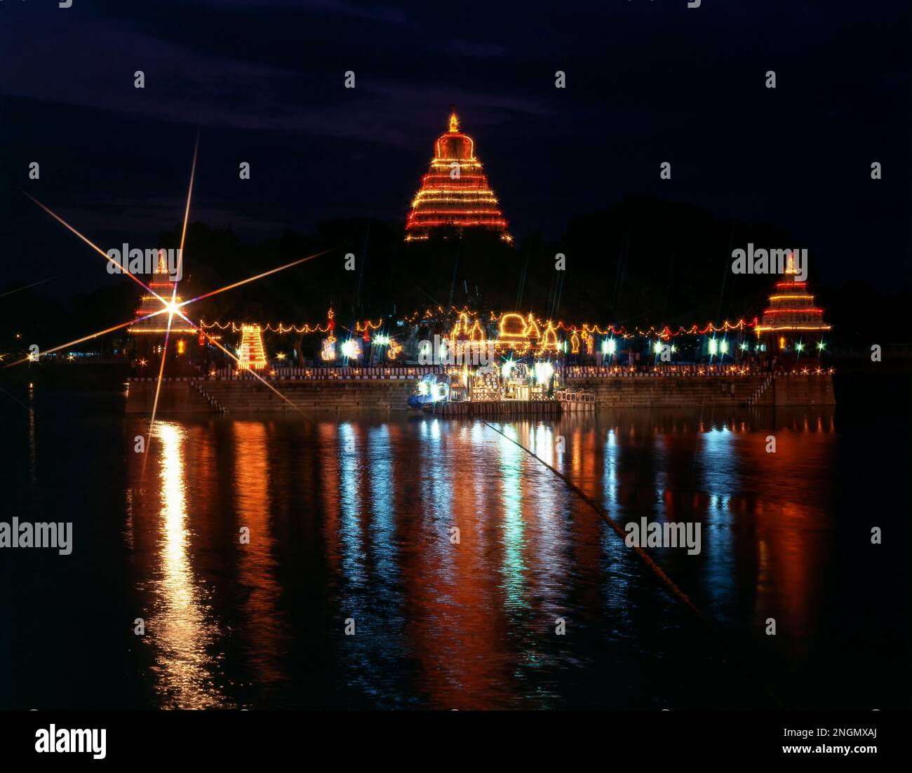 Beleuchteter Mariamman Teppakulam (Vandiyur Tank) während des Float Festivals in Madurai, Tamil Nadu, Indien Stockfoto