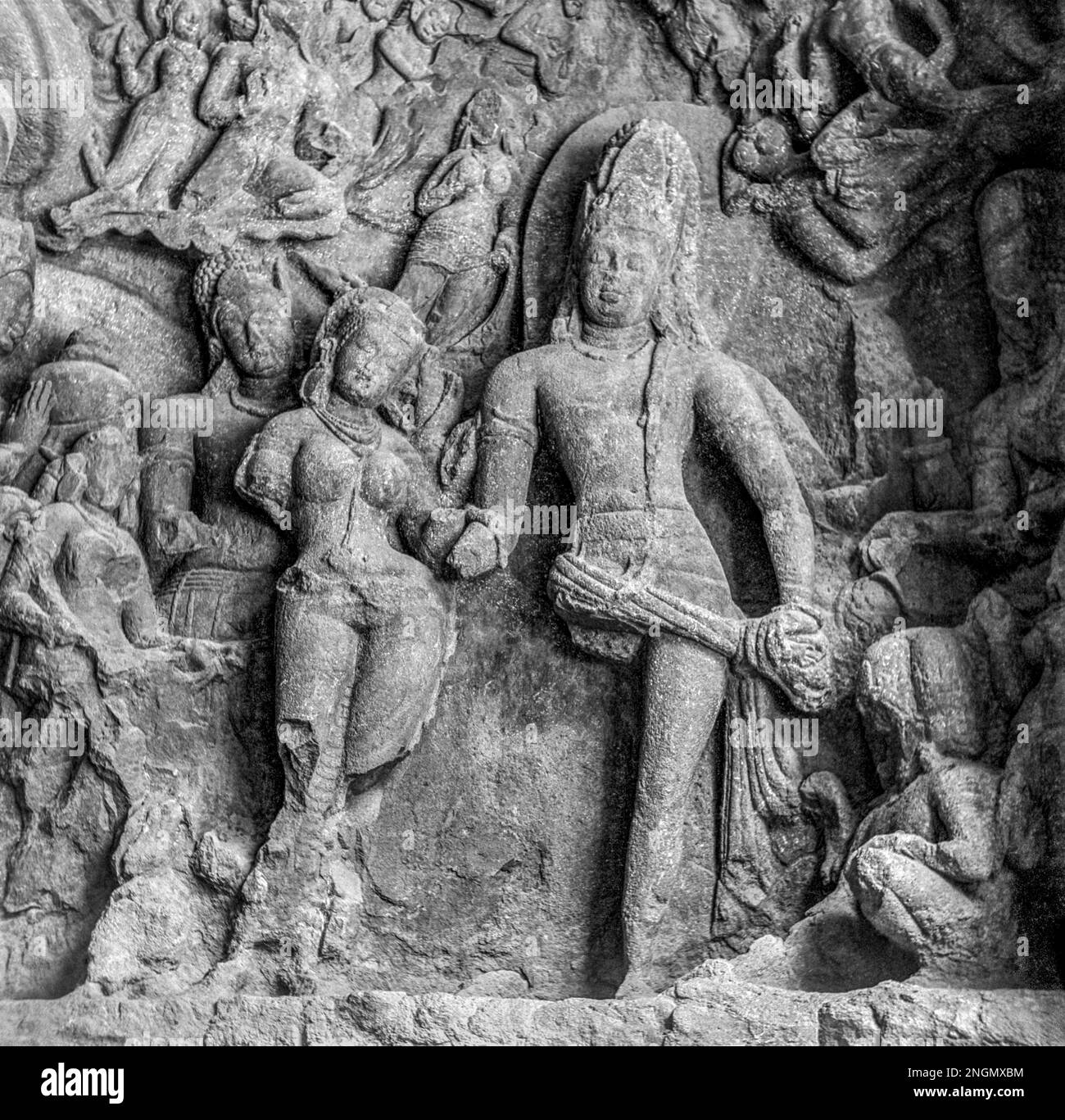 Lord Shiva und Parvati in Stein gemeißelt, Elephanta Höhlen, Mumbai Bombay, Maharashtra, Indien Stockfoto