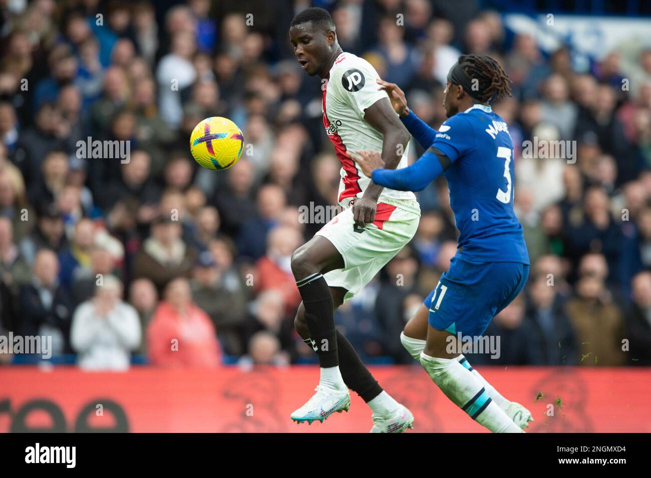 London, Großbritannien. 18. Februar 2023. Paul Onuachu aus Southampton während des Premier League-Spiels zwischen Chelsea und Southampton auf der Stamford Bridge, London, England am 18. Februar 2023. Foto: Salvio Calabrese. Nur redaktionelle Verwendung, Lizenz für kommerzielle Verwendung erforderlich. Keine Verwendung bei Wetten, Spielen oder Veröffentlichungen von Clubs/Ligen/Spielern. Kredit: UK Sports Pics Ltd/Alamy Live News Stockfoto