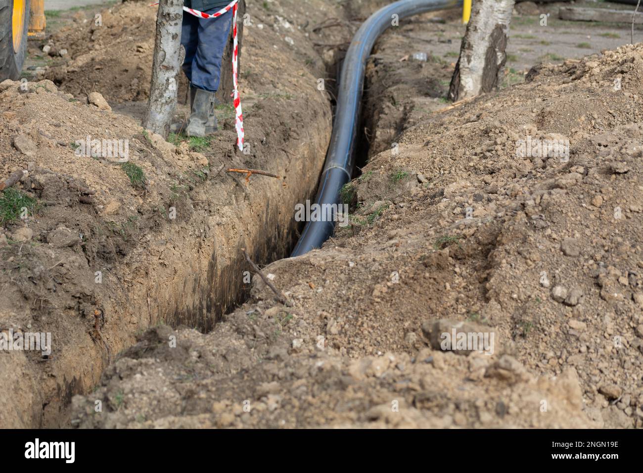 Industriekunststoff-Polypropylenrohr auf der Baustelle zur Verlegung von Abwasserrohren, zum Wiederaufbau von Gebäuden und Häusern. Reparatur der Kanalisation Stockfoto