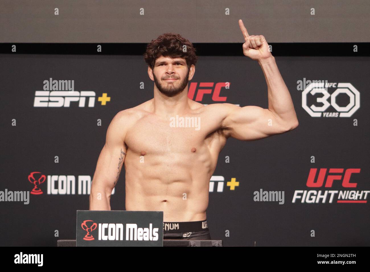 17. Februar 2023, Las Vegas, Nevada, Las Vegas, NV, USA: LAS VEGAS, NV - FEBRUAR 17: UFC-Kämpfer Philipe Lins postet auf der Waage während des UFC Vegas 69 Wiegens am UFC Apex am 17. Februar 2023 in Las Vegas, Nevada, USA. (Kreditbild: © Diego Ribas/PX Imagens via ZUMA Press Wire) NUR REDAKTIONELLE VERWENDUNG! Nicht für den kommerziellen GEBRAUCH! Stockfoto