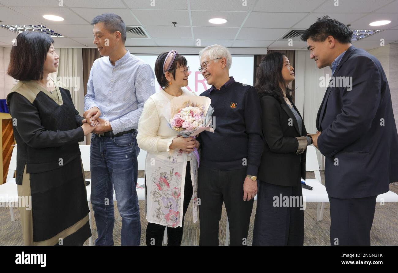 (Von links nach rechts) Eva Lau San-Fan, Leung Polsion, Ben Kwok Sam-Chuen, Pauline Wong Chi-Yin, Jack Yau Chi-Lok und Sandy Law Yuen-shan nehmen an einer Pressekonferenz zur Analyse des Hongkong-Fragebogens zur Volksehe in Mong Kok Teil. 14FEB23 SCMP / Gelee-Tse Stockfoto