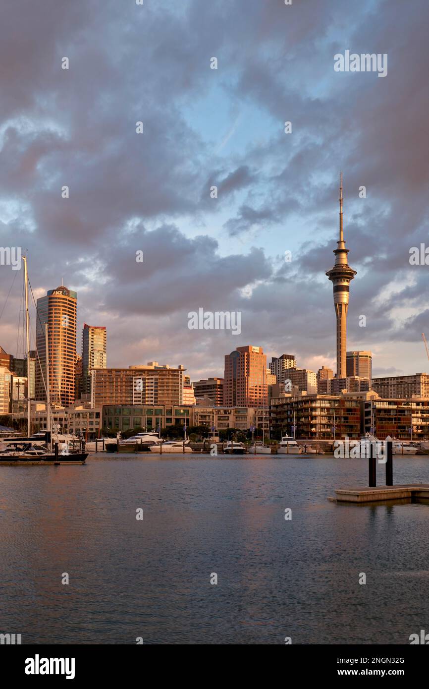 Auckland, Neuseeland. Die Skyline vom Viaduct Harbour bei Sonnenuntergang Stockfoto