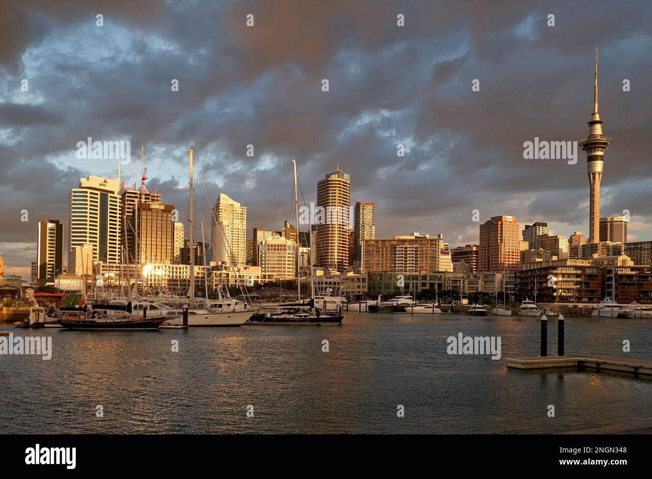 Auckland, Neuseeland. Die Skyline vom Viaduct Harbour bei Sonnenuntergang Stockfoto