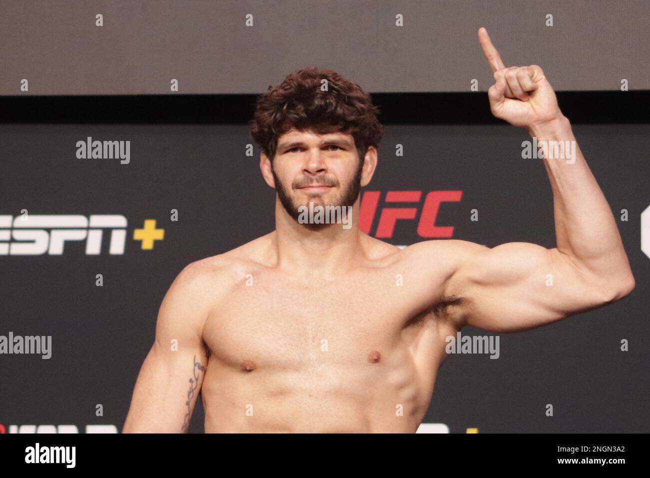 17. Februar 2023, Las Vegas, Nevada, Las Vegas, NV, USA: LAS VEGAS, NV - FEBRUAR 17: UFC-Kämpfer Philipe Lins postet auf der Waage während des UFC Vegas 69 Wiegens am UFC Apex am 17. Februar 2023 in Las Vegas, Nevada, USA. (Kreditbild: © Diego Ribas/PX Imagens via ZUMA Press Wire) NUR REDAKTIONELLE VERWENDUNG! Nicht für den kommerziellen GEBRAUCH! Stockfoto