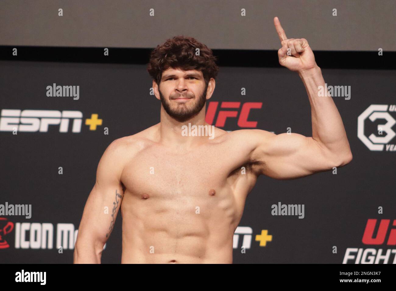 17. Februar 2023, Las Vegas, Nevada, Las Vegas, NV, USA: LAS VEGAS, NV - FEBRUAR 17: UFC-Kämpfer Philipe Lins postet auf der Waage während des UFC Vegas 69 Wiegens am UFC Apex am 17. Februar 2023 in Las Vegas, Nevada, USA. (Kreditbild: © Diego Ribas/PX Imagens via ZUMA Press Wire) NUR REDAKTIONELLE VERWENDUNG! Nicht für den kommerziellen GEBRAUCH! Stockfoto