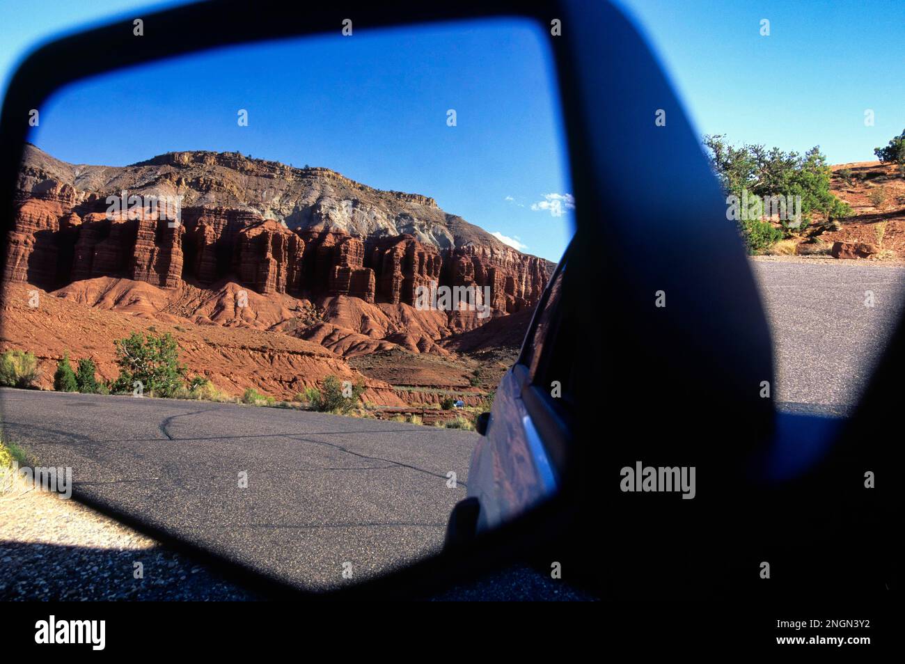 Blick auf den Rückspiegel eines Autos im Capitol Reef National Park. Utah USA Stockfoto