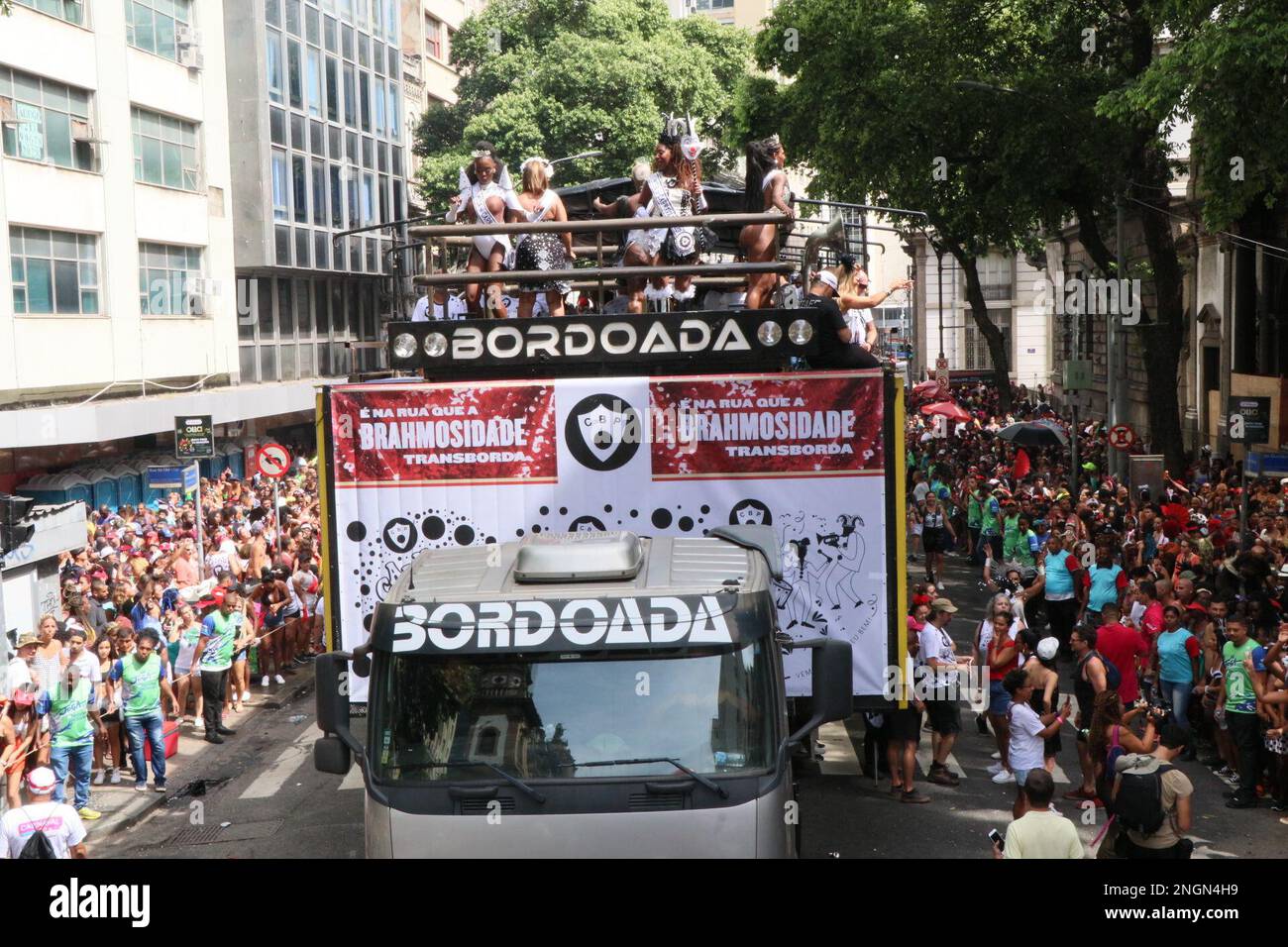 Rio de Janeiro, Rio de Janeiro, Brasilien. 18. Februar 2023. (INT) Cordao da Bola Preta, der traditionellste Block in Rio de Janeiro. 18. Februar 2023. Rio de Janeiro, Brasilien: Die Parade des Bloco Cordao do Bola Preta führt Tausende von Menschen auf der Avenida Antonio Carlos im Zentrum von Rio de Janeiro am Karneval am Samstag, den 18. Februar 2023 zusammen. (Kreditbild: © Jose Lucena/TheNEWS2 via ZUMA Press Wire) NUR REDAKTIONELLE VERWENDUNG! Nicht für den kommerziellen GEBRAUCH! Stockfoto