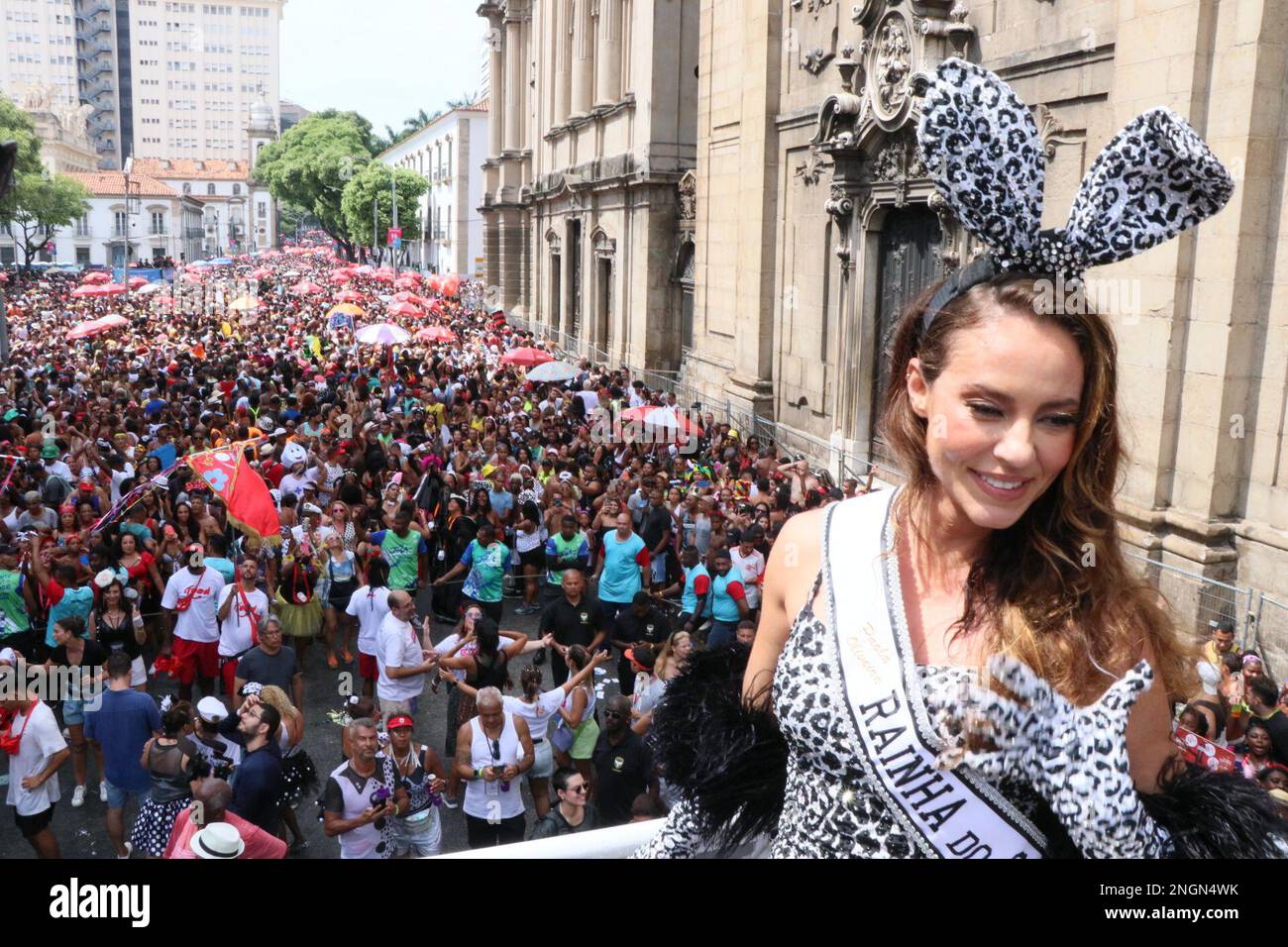 Rio de Janeiro, Rio de Janeiro, Brasilien. 18. Februar 2023. (INT) Cordao da Bola Preta, der traditionellste Block in Rio de Janeiro. 18. Februar 2023. Rio de Janeiro, Brasilien: Die Parade des Bloco Cordao do Bola Preta führt Tausende von Menschen auf der Avenida Antonio Carlos im Zentrum von Rio de Janeiro am Karneval am Samstag, den 18. Februar 2023 zusammen. (Kreditbild: © Jose Lucena/TheNEWS2 via ZUMA Press Wire) NUR REDAKTIONELLE VERWENDUNG! Nicht für den kommerziellen GEBRAUCH! Stockfoto