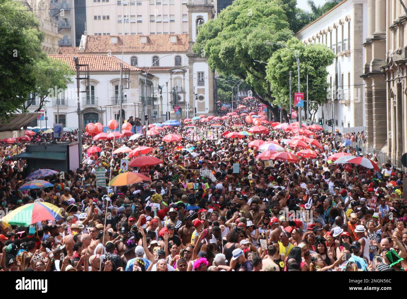 Rio de Janeiro, Rio de Janeiro, Brasilien. 18. Februar 2023. (INT) Cordao da Bola Preta, der traditionellste Block in Rio de Janeiro. 18. Februar 2023. Rio de Janeiro, Brasilien: Die Parade des Bloco Cordao do Bola Preta führt Tausende von Menschen auf der Avenida Antonio Carlos im Zentrum von Rio de Janeiro am Karneval am Samstag, den 18. Februar 2023 zusammen. (Kreditbild: © Jose Lucena/TheNEWS2 via ZUMA Press Wire) NUR REDAKTIONELLE VERWENDUNG! Nicht für den kommerziellen GEBRAUCH! Stockfoto