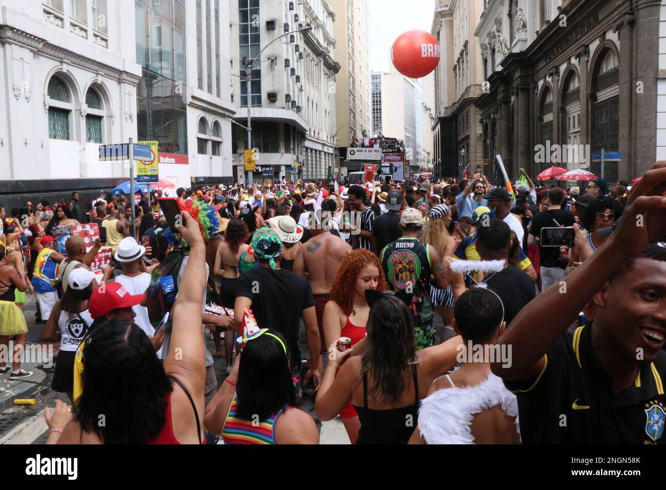 Rio de Janeiro, Rio de Janeiro, Brasilien. 18. Februar 2023. (INT) Cordao da Bola Preta, der traditionellste Block in Rio de Janeiro. 18. Februar 2023. Rio de Janeiro, Brasilien: Die Parade des Bloco Cordao do Bola Preta führt Tausende von Menschen auf der Avenida Antonio Carlos im Zentrum von Rio de Janeiro am Karneval am Samstag, den 18. Februar 2023 zusammen. (Kreditbild: © Jose Lucena/TheNEWS2 via ZUMA Press Wire) NUR REDAKTIONELLE VERWENDUNG! Nicht für den kommerziellen GEBRAUCH! Stockfoto