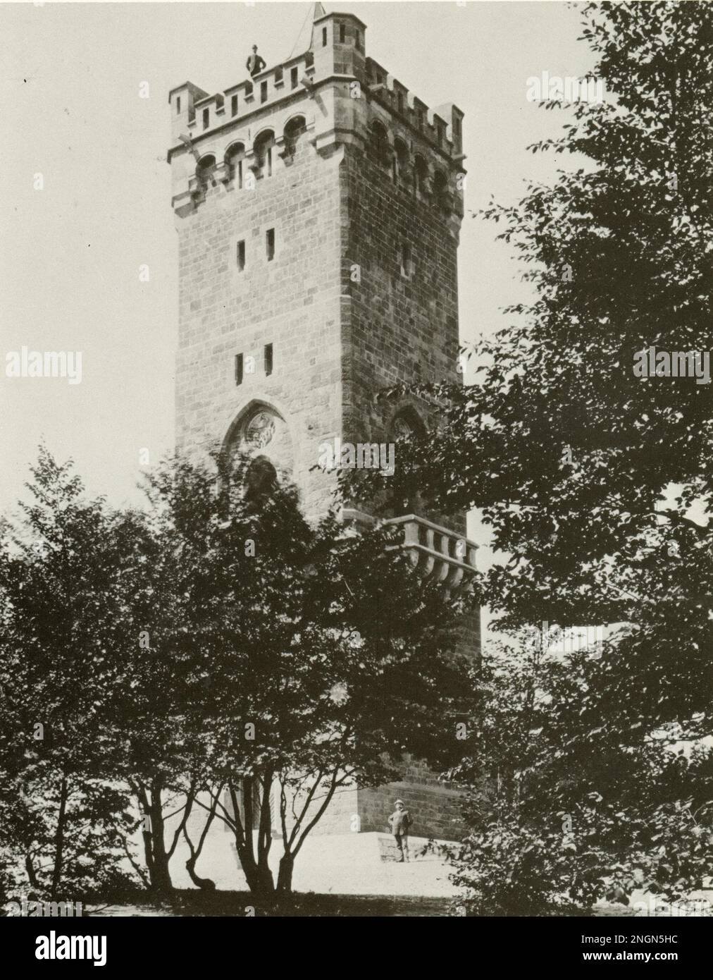 Bielefeld, Deutschland 1894 drei Kaiserturm (Turm der drei Kaiser) auf der Hünenburg. Es wurde 1894 erbaut, um das Jahr der drei Kaiser zu feiern, und 1952 abgerissen. Es wurde als Fernmeldeturm benutzt Stockfoto