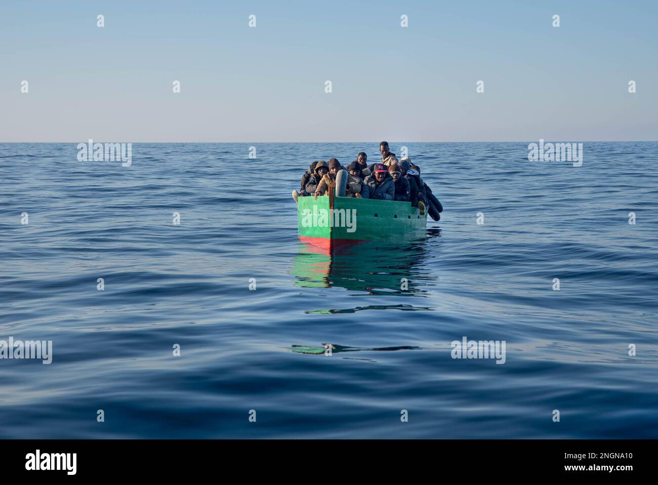 Sar Malta, Malta. 15. Februar 2023. Boot mit 31 Migranten, die Minuten gesehen wurden, bevor sie am 15. Februar von der spanischen NRO Salvamento Maritimo in den Gewässern von SAR Malta in Sicherheit gebracht wurden. Am Mittwoch, den 15. Februar, um etwa 15:00 Uhr sah das Rettungsschiff Aita Mari von der baskischen NRO SMH ein Holzboot von weniger als 5 Metern, das in der Zone von Sar Malta schwimmte. Um etwa 15:30 Uhr begann die Rettung 33 Meilen vor der Küste Tunesiens, um 31 Migranten südlich der Sahara in Sicherheit zu bringen. (Foto: Ximena Borrazas/SOPA Images/Sipa USA) Guthaben: SIPA USA/Alamy Live News Stockfoto