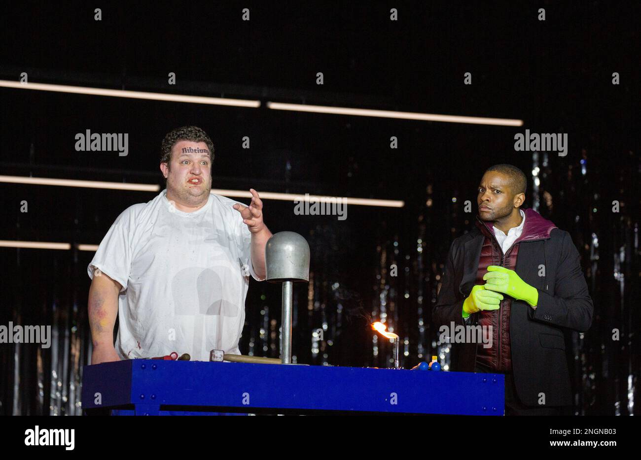 l-r: John Findon (MIME), Blake Denson (Donner) im RHINEGOLD von Richard Wagner an der English National Opera (ENO), London Coliseum, London WC2 18/02/2023 englische Übersetzung: John Deathridge Diritor: Martyn Brabbins Design: Stewart Laing Beleuchtung: Adam Silverman Choreographer: Sarah Jones Stockfoto