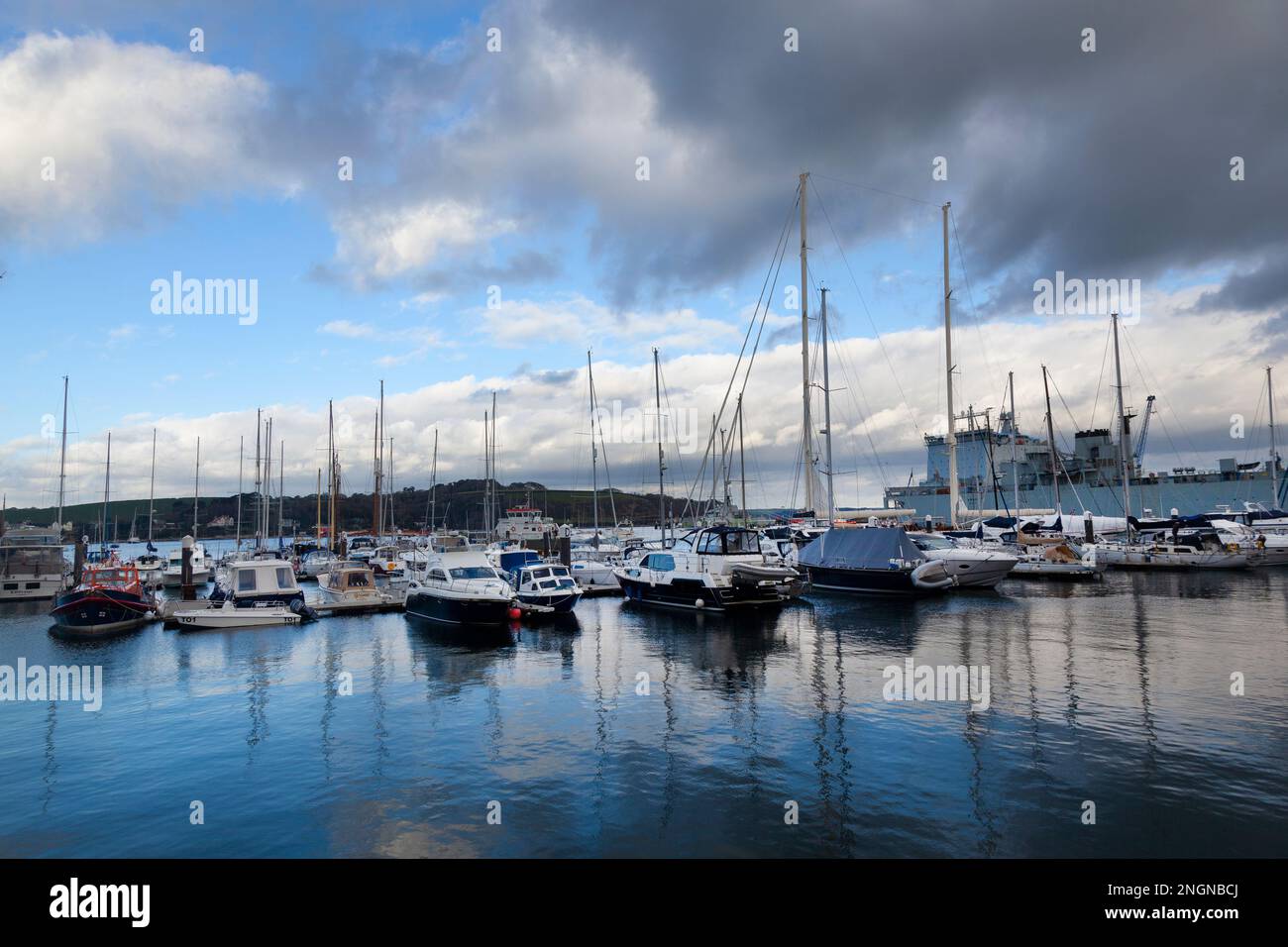 Boote vor Anker in Falmouth Marina, Cornwall Stockfoto