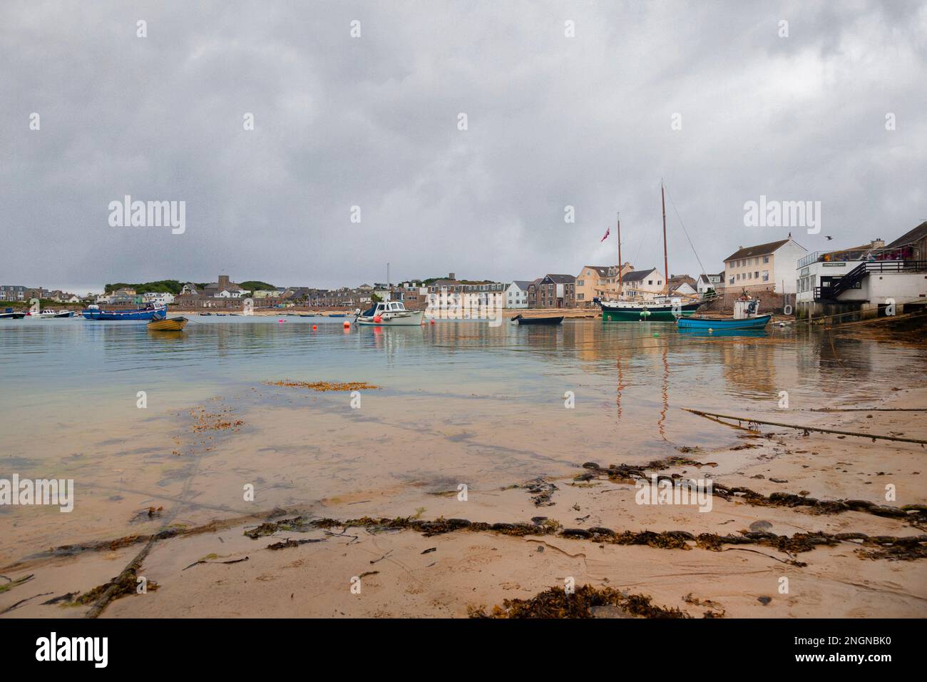 Reflections of Hugh Town, St Mary's, Isles of Scilly, Großbritannien Stockfoto