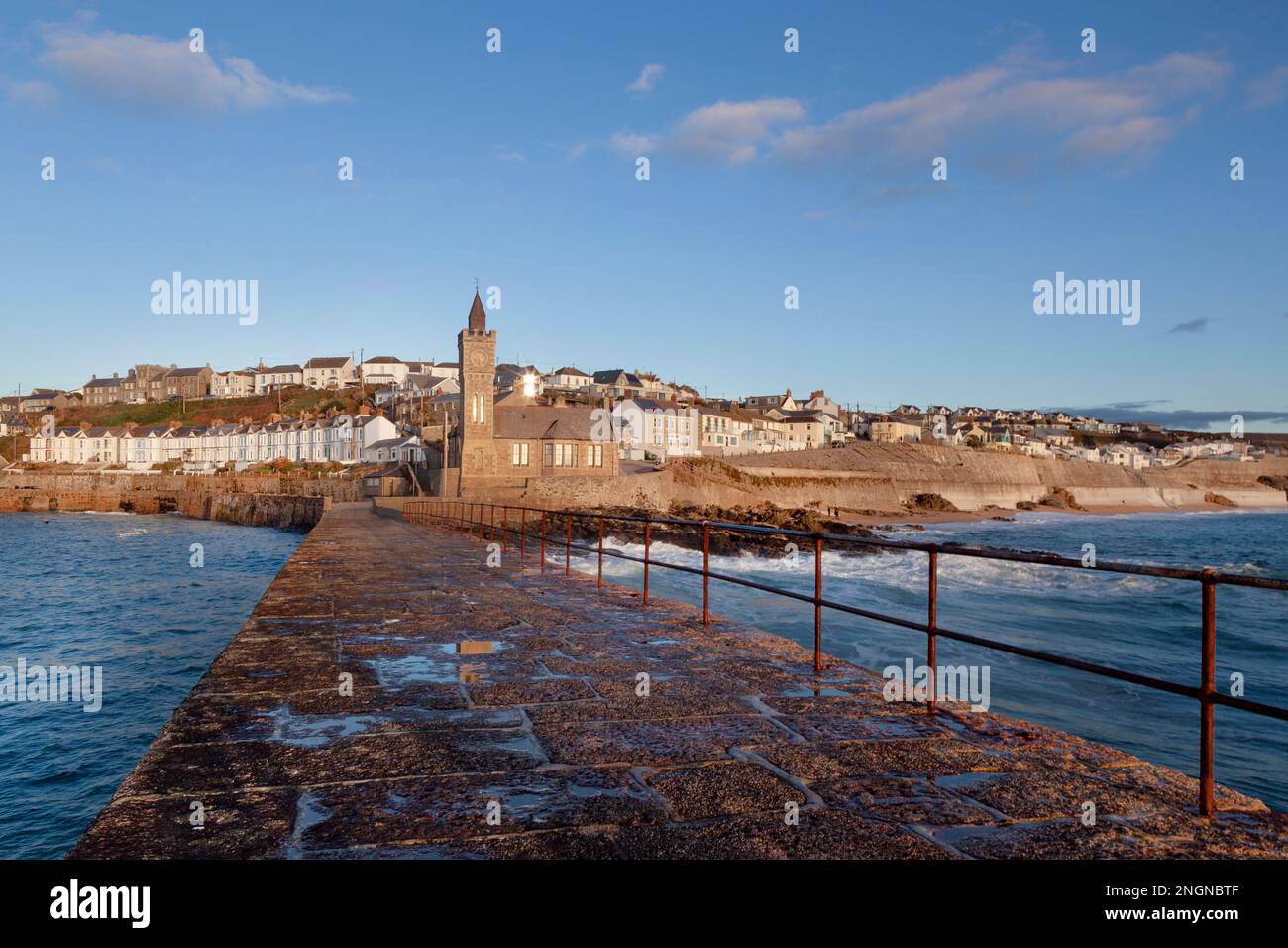 Die warme Wintersonne reflektiert den Porthleven Uhrenturm Stockfoto