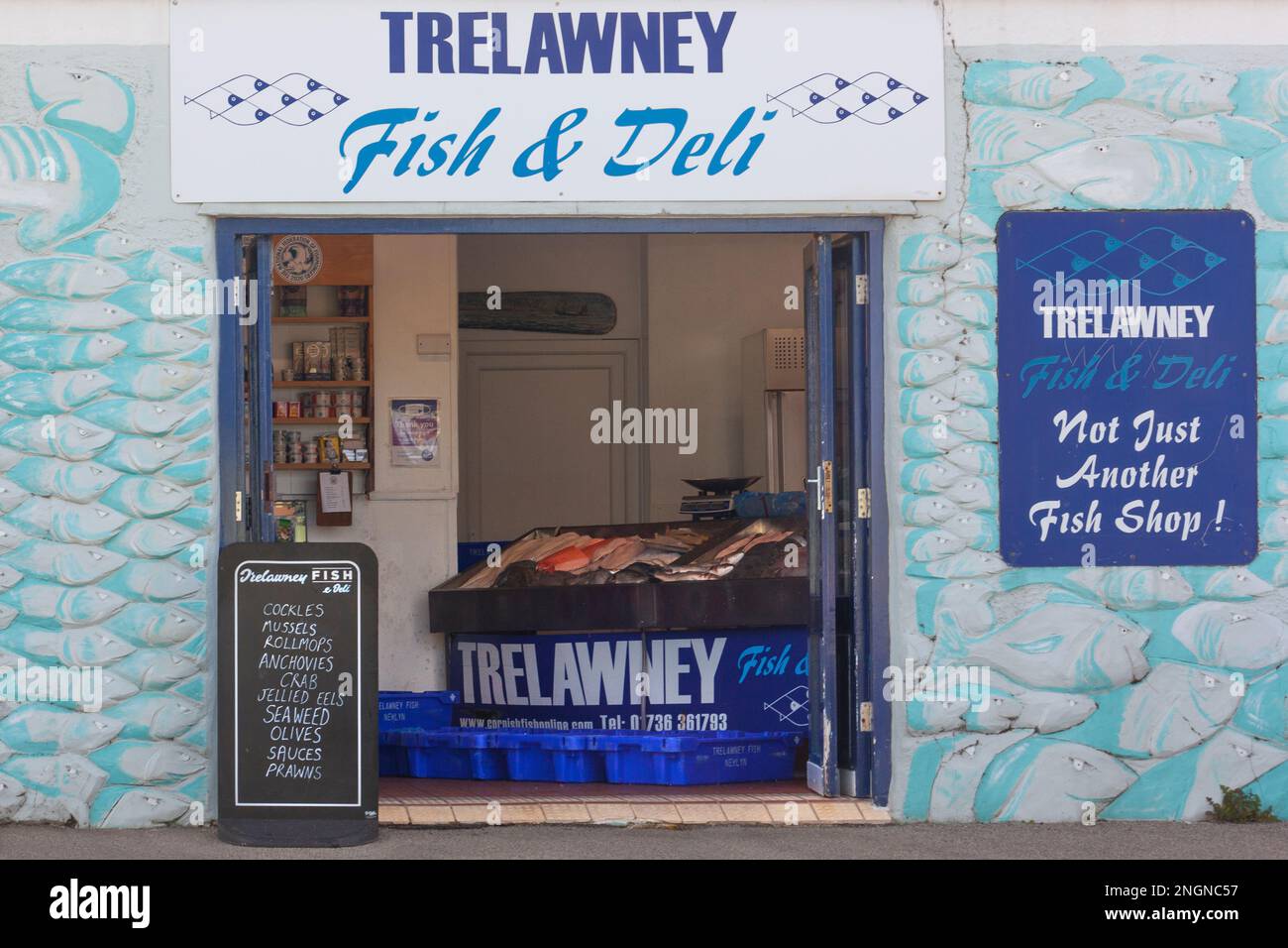Durch die Tür von Trelawney Fish und Deli, Newlyn, Cornwall Stockfoto
