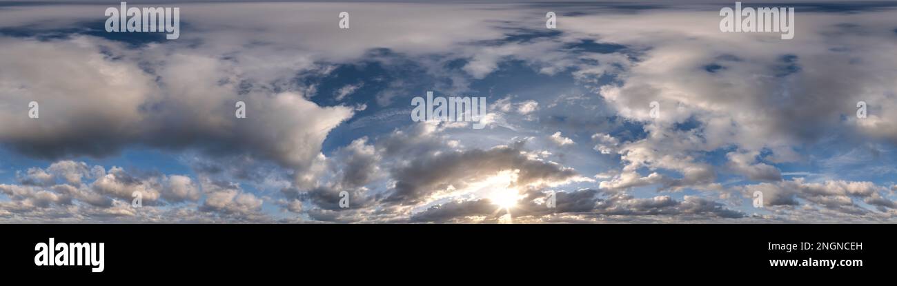 Sonnenuntergang am Himmel mit Abendwolken als nahtlose Hdri 360-Panoramaansicht mit Zenit im kugelförmigen, rechteckigen Format für die Verwendung in 3D-Grafiken oder Game Devel Stockfoto