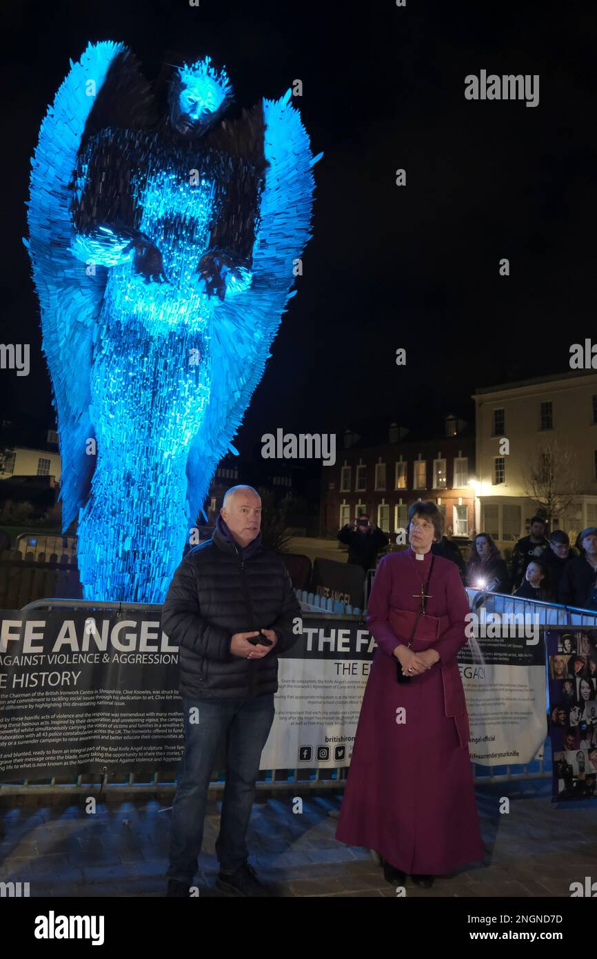 Gloucester, Großbritannien. 18. Februar 2023. Nick Gazzard, Hollys Vater und Rachel Treweek, Bischof von Gloucester.Menschen versammeln sich um den Knife Angel vor der Gloucester Cathedral, um Holly Gazzard zu gedenken, die an diesem Tag 2014 von einem ehemaligen Freund ermordet wurde. Hollys Familie hat sich seitdem zu Wahlkämpfern gegen häuslichen Missbrauch entwickelt, die Aufklärung über gesunde Beziehungen zu Schulen und Hochschulen fördern. Der Knife Angel ist eine Skulptur aus dem Jahr 27ft, die aus 100.000 Klingen besteht, die von der Polizei beschlagnahmt wurden. Knife Angel ist auf einer landesweiten Tour, um das Bewusstsein für die Gefahren des Messerverbrechens zu schärfen. Kredit: JMF News/Alamy Live News Stockfoto