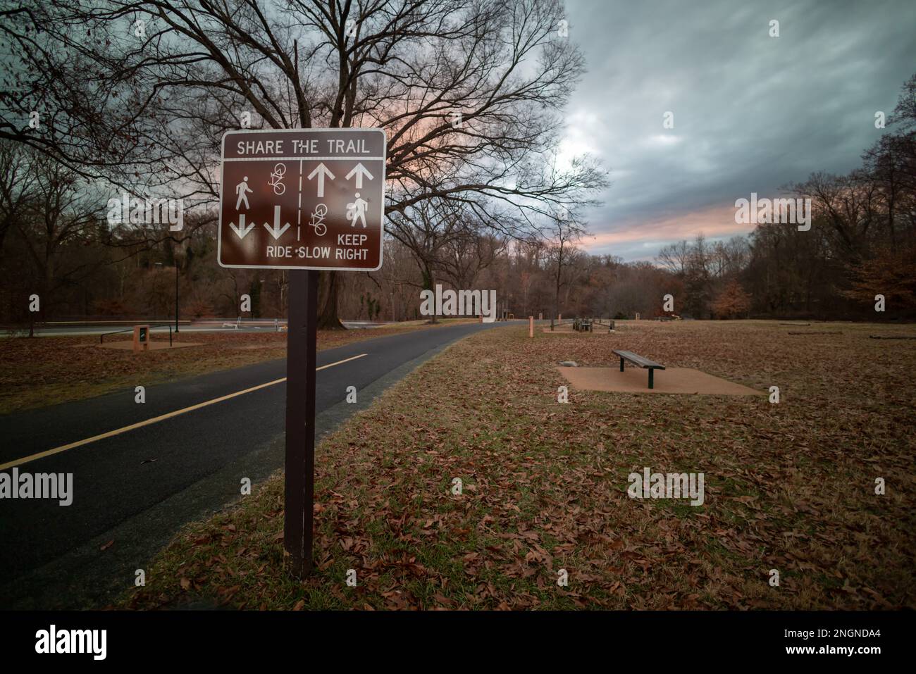 Ein vielseitiges Wegschild und ein Übungsplatz im Rock Creek Park von Washington, DC, an einem Wintertag bei Sonnenuntergang. Stockfoto