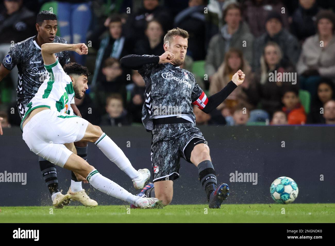 GRONINGEN, NIEDERLANDE - FEBRUAR 18: Ricardo Pepi vom FC Groningen schießt auf seine Seiten, um das erste Tor zu schießen, während Jeroen Veldmate vom FC Emmen versucht, während des niederländischen Eredivisie-Spiels zwischen dem FC Groningen und dem FC Emmen in der Euroborg am 18. Februar 2023 in Groningen, Niederlande, zu blockieren (Foto: Pieter van der Woude/Orange Pictures) Stockfoto