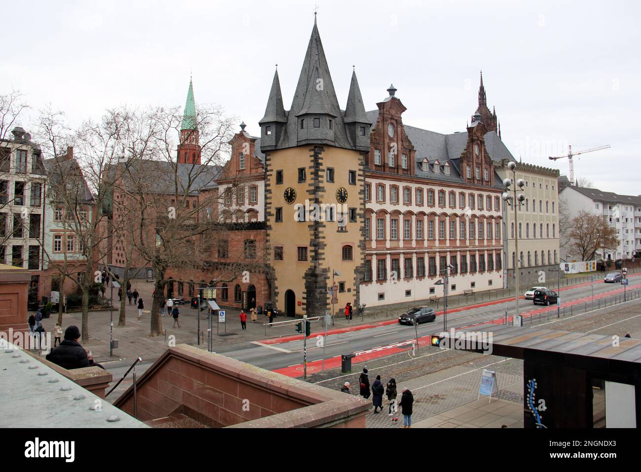 Rententurm, der spätgotische Torturm der ehemaligen Stadtbefestigungen, und Saalhof, das älteste noch erhaltene Gebäude der Stadt, Frankfurt Stockfoto