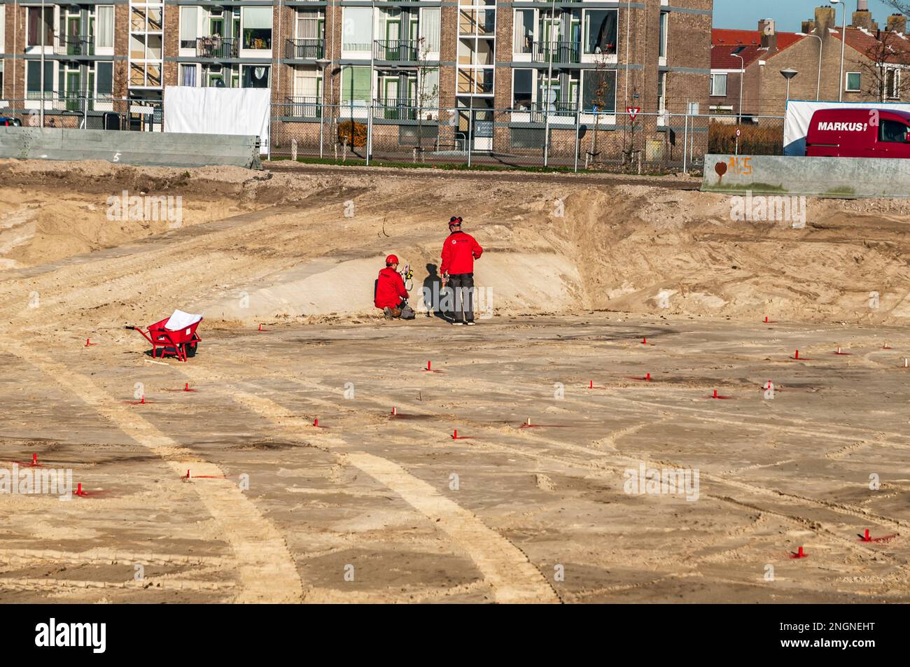 Zwei Landvermesser messen eine Baustelle Stockfoto