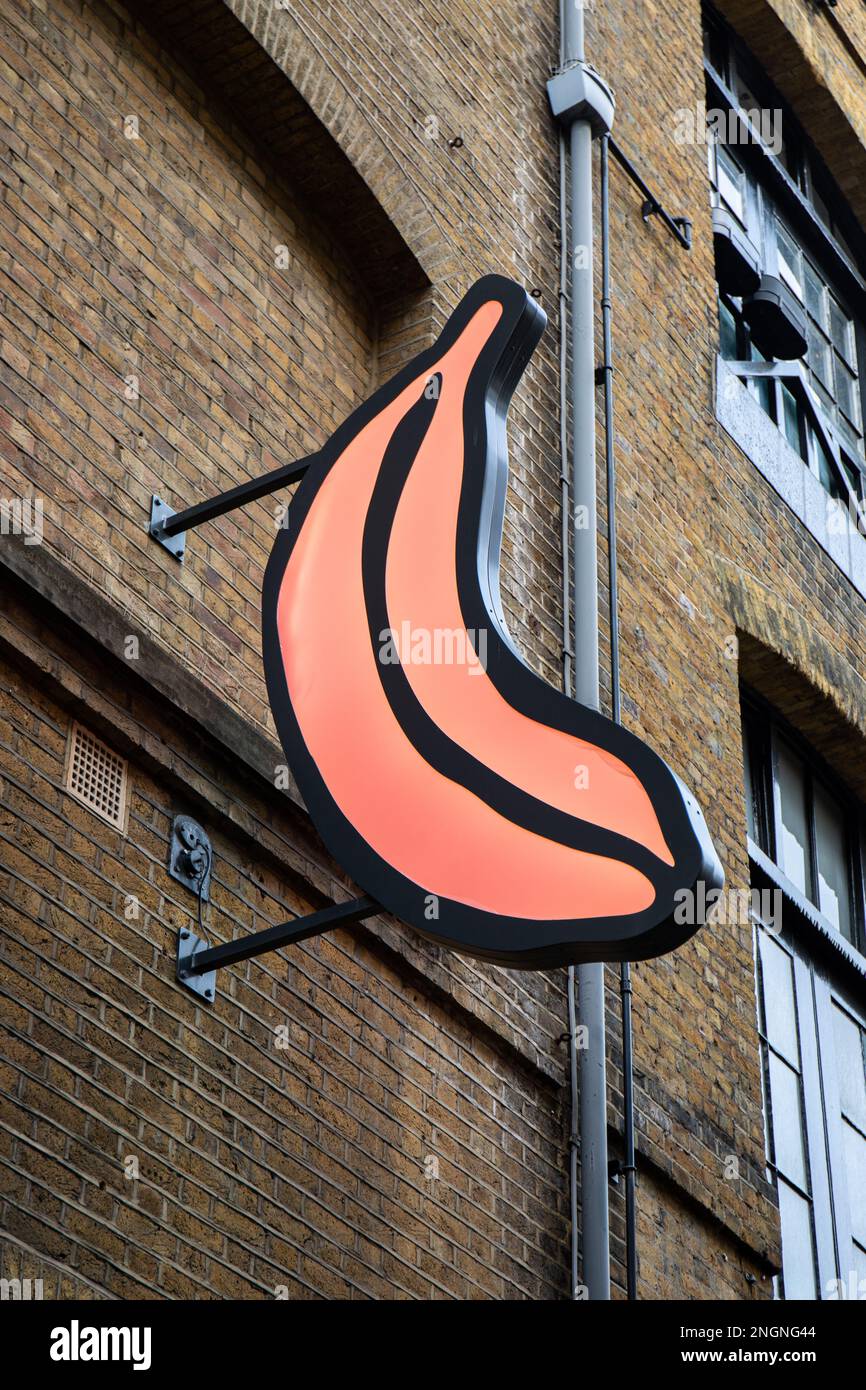 Bananenlicht-Schild an der Seven Dials Market Wall in London, England Stockfoto