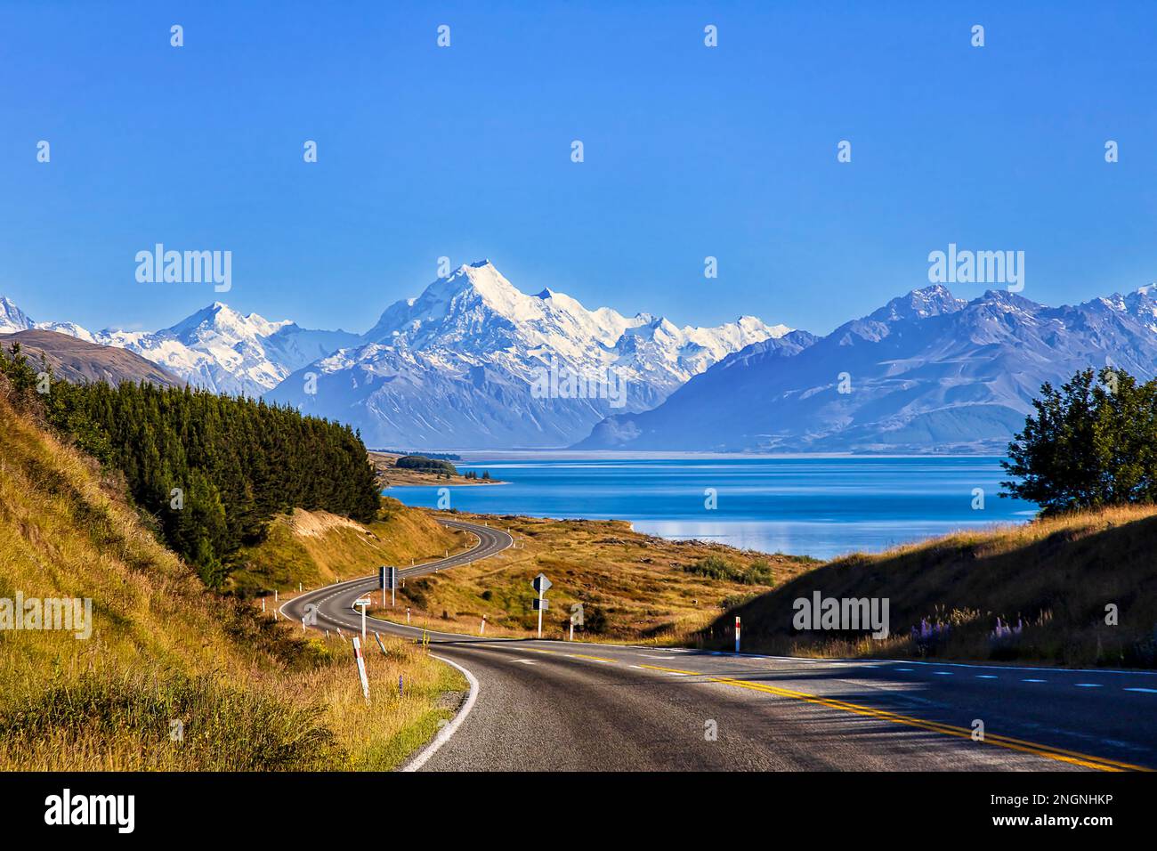 Abbiegung des Highway 80 entlang des Pukaki-Sees im Tasman-Tal zum Mt. Cook aoraki, Neuseeland. Stockfoto
