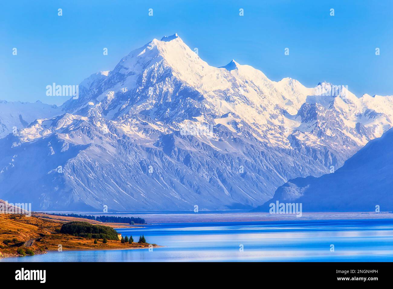 Majestätischer, felsiger, schneebedeckter Gipfel über dem Pukaki-See im Tasman-Tal von Neuseeland. Stockfoto