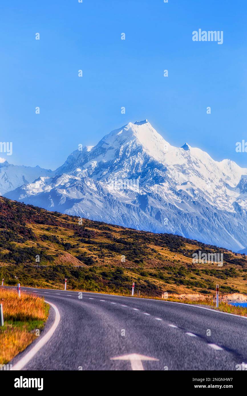 Highway 80 entlang Lake Pukaku zum Mt Cook Aoraki Nationalpark in Neuseeland. Stockfoto