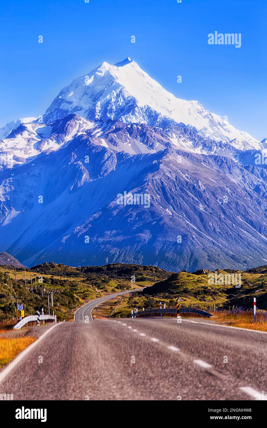 Highway 80 zum Mount Cook Aoraki auf der Südinsel Neuseelands - beliebtes Reiseziel der höchsten Berge. Stockfoto