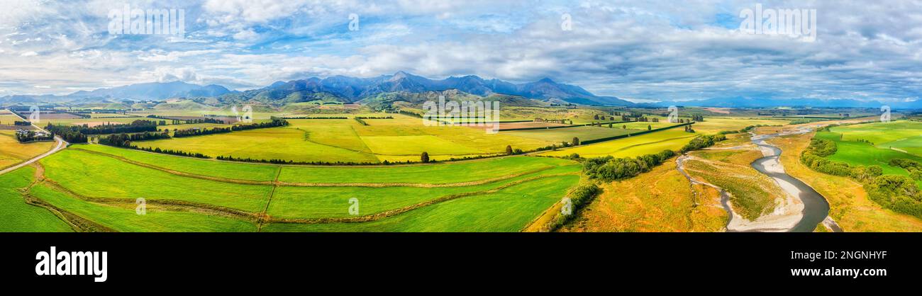 Malerisches ariales Panorama über den Mararoa River auf der Südinsel von Neuseeland. Stockfoto